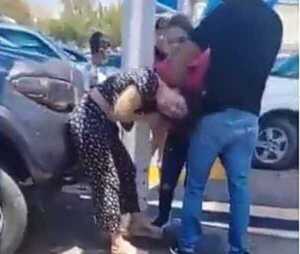 Hombre fue atacado por su esposa, mientras caminaba con su “novia”