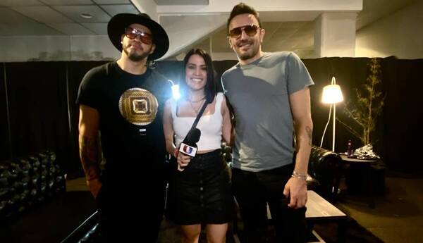 Crónica / [VIDEO] Mirá lo que a un famoso cantante le atrajo de una periodista paraguaya