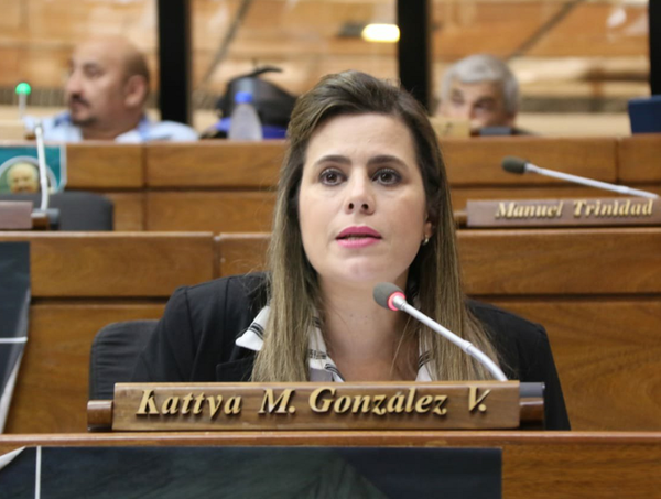 Diputados reanuda caldeada sesión para tratar juicio político a Sandra Quiñónez · Radio Monumental 1080 AM