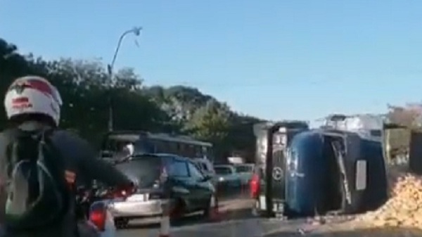 Vuelco de camión de gran porte en Luque | Noticias Paraguay