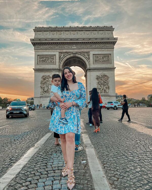 Alexia Notto, esposa de Miguel Almirón, se pasea por París con Francesco y sus abuelas - Gente - ABC Color