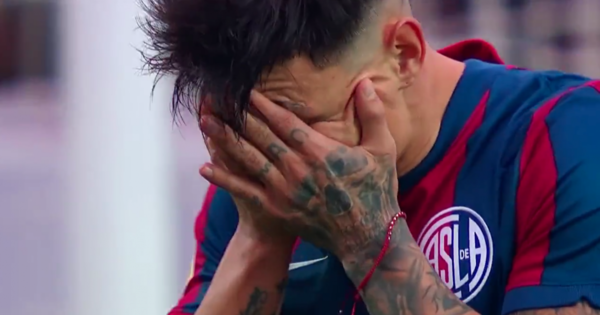 Adam Bareiro falla un penal y corta su racha de seis goles en partidos consecutivos