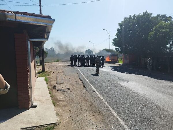 Incidentes durante millonaria incautación de productos de contrabando en Vista Alegre - Nacionales - ABC Color