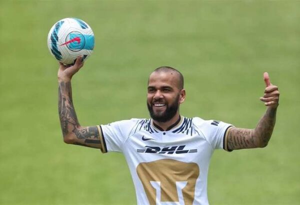 Dani Alves podría debutar el miércoles con la camiseta de Pumas de México