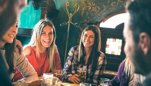 Sudameris propone festejar el Día de la Amistad sin preocupaciones (con reintegros de hasta 30%)