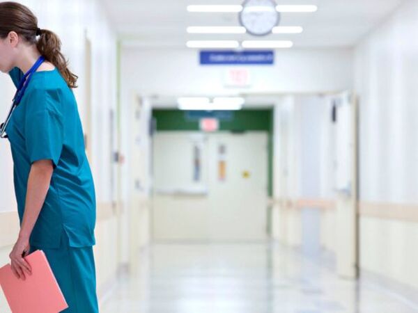 Médico es denunciado por acosar sexualmente a una practicante