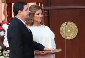 “Había ruido, no escuché”, Velázquez tras mentir sobre renuncia de su esposa