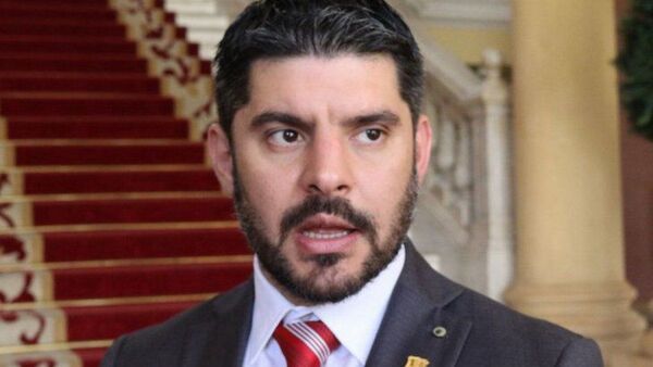 Óscar Rodríguez trata de "payaso" y "badulaque" a Hugo Ramírez