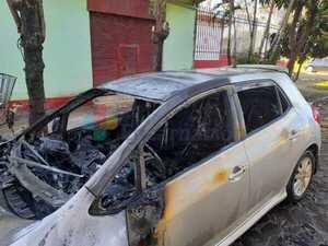 Automóvil se incendia en el barrio Ciudad Nueva de Encarnación