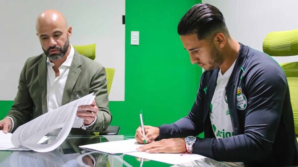 Versus / Cecilio Domínguez fue presentado oficialmente en el Santos Laguna de México - Paraguaype.com