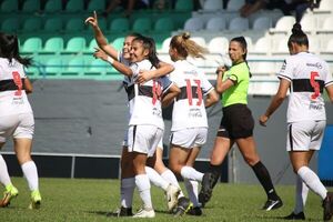 Olimpia goleó en Femenino y comparte la cima - Fútbol - ABC Color