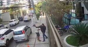 Crónica / [VIDEO] Le noqueó por estacionar en una entrada de garage