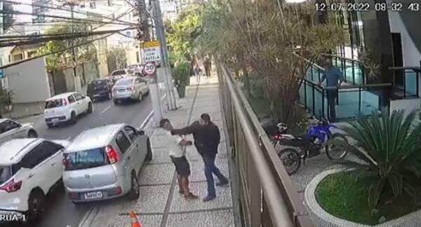 Crónica / [VIDEO] Le noqueó por estacionar en una entrada de garage