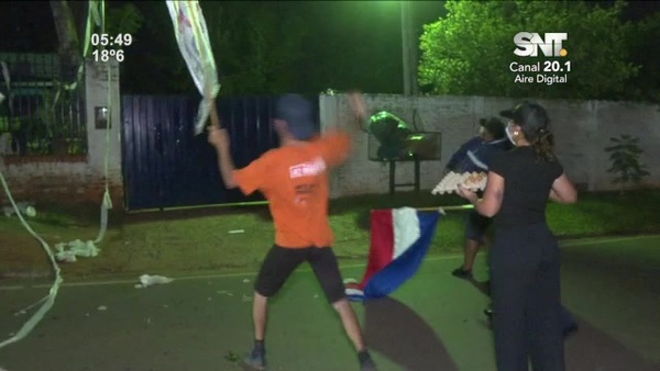 Escrache frente a la casa de la diputada López - SNT