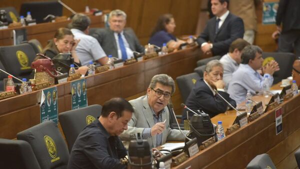 Cartistas y abdistas se lanzan casos de corrupción en debate de juicio político