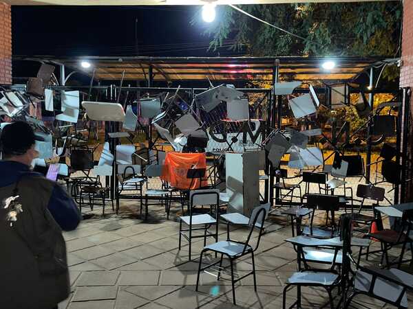 Diario HOY | Alumnos bloquean acceso de colegio con sillas y exigen elección de nuevo director