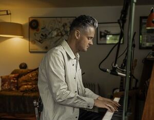 Tom Chaplin estrenó su segunda canción “Gravitational”