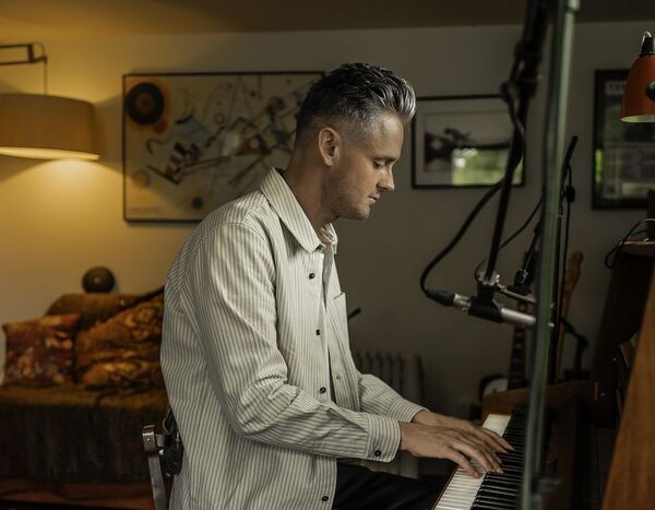 Tom Chaplin estrenó su segunda canción “Gravitational”