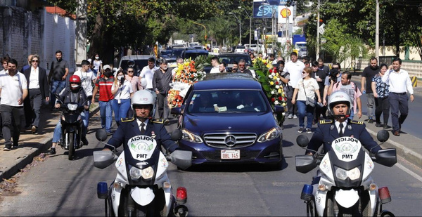Crónica / [GALERÍA] Acompañan a Humberto Rubin hasta su última morada