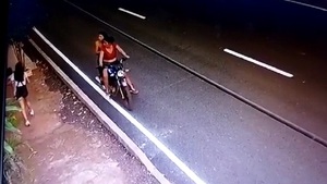 ¡Lo que faltaba! Motochorras atacan a una joven madre | Noticias Paraguay