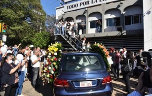 Centenares de personas dan el último adiós a Humberto Rubín, 'el padre del periodismo paraguayo'
