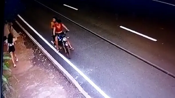 ¡Lo que faltaba! Motochorras atacan a una joven madre