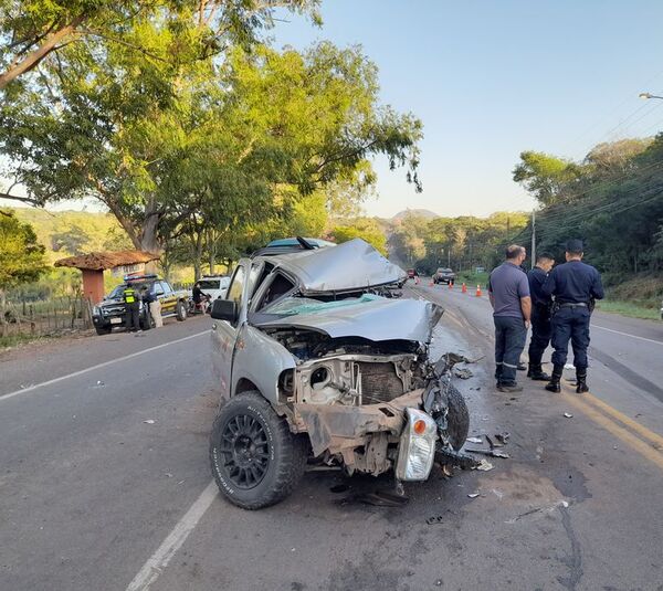Chofer quedó atrapado en su camioneta durante accidente en Caacupé - Policiales - ABC Color