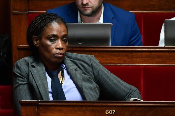 Diputadas francesas se ponen corbata en la Asamblea como signo de protesta - Mundo - ABC Color