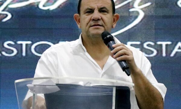 Pastor “narco” entra y sale del país aún teniendo orden de captura, Migraciones destituyó a funcionaria
