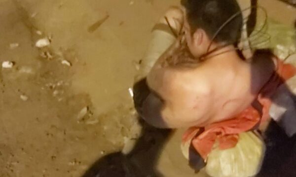 Ladrón de gallinas fue reventado por vecinos y lo ataron a una columna para entregarlo a la policía