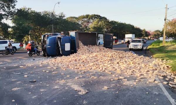 Aparatoso vuelco de un camión deja dos heridos •