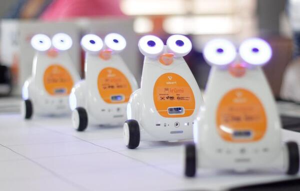 Para impulsar pensamiento computacional en escuelas: donan 900 robots