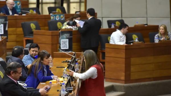 Diputados debaten por tercer día sobre juicio político a Sandra Quiñónez