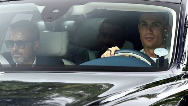Cristiano viaja a Manchester a la espera de conocer su futuro