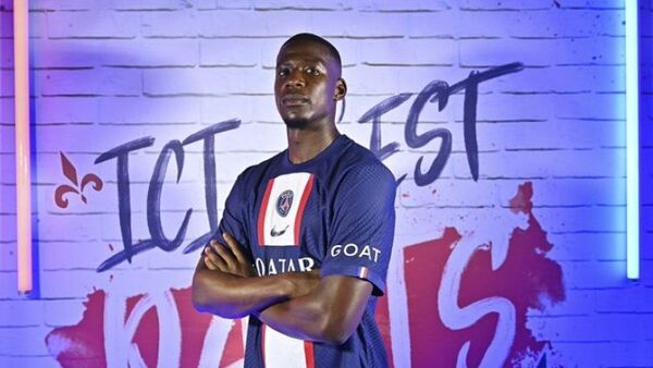 El PSG contrata al defensor francés Mukiele