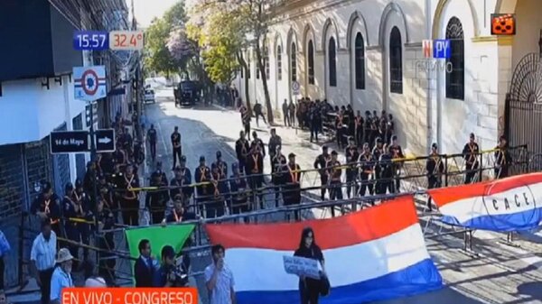 Manifestantes piden juicio a Sandra frente al Congreso | Noticias Paraguay