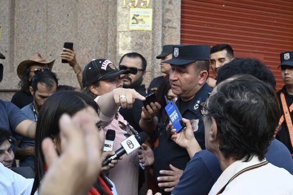 Conflicto entre manifestantes y uniformados en inmediaciones del Congreso - Política - ABC Color