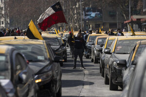 Taxistas protestan en Chile por alza en los combustibles y apps de transporte - MarketData