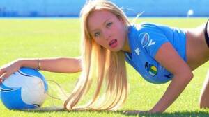 Crónica / Esta modelo quiere comprar un club de fútbol con sus opívos