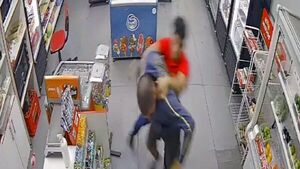 Cajero reduce a golpes a un supuesto delincuente en Asunción