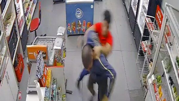 Cajero reduce a golpes a un supuesto delincuente en Asunción