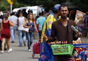 El comercio informal es la principal fuente de empleo para los venezolanos en Colombia - MarketData