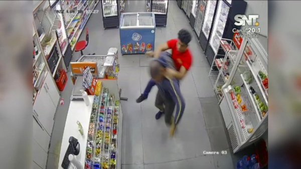 Ahuyentó a ladrón con una llave de Muay Thai - SNT