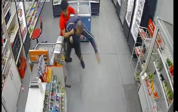 Crónica / Joven trabajador redujo a patadas a supuesto ladrón dentro de su local