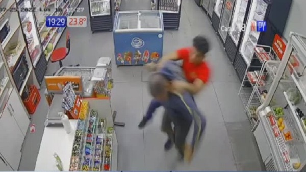 Cajero de un comercio logra reducir a golpes a un presunto ladrón | Noticias Paraguay