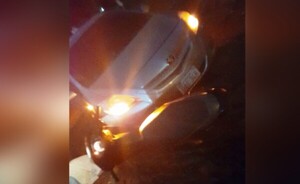 Joven  sufre lesiones tras chocar su moto contra un automóvil