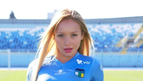 Modelo se hace de fortuna en OnlyFans para comprar un club de Chile
