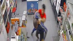 Cajero reduce a golpes a un supuesto delincuente en Asunción