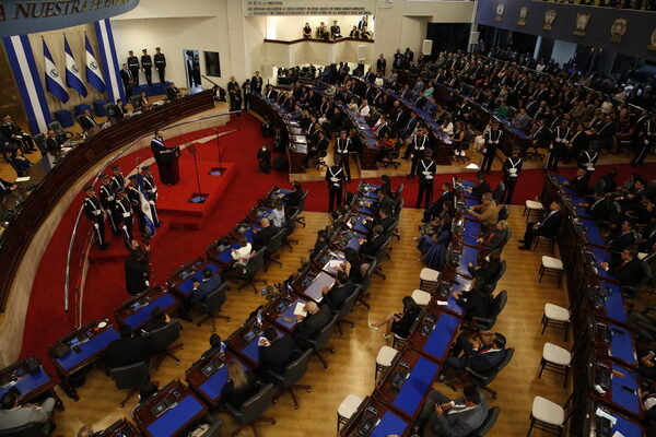 El Congreso salvadoreño aprueba recursos para la "compra de anticipada de bonos" - MarketData