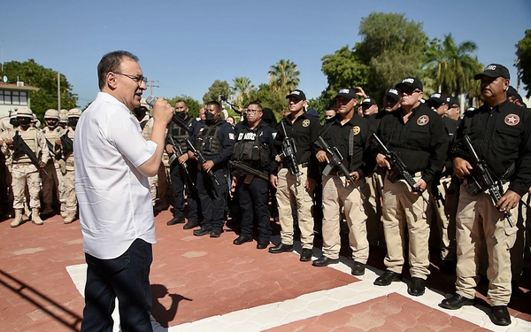 Armas decomisadas a criminales son otorgadas a policías en noroeste de México - MarketData